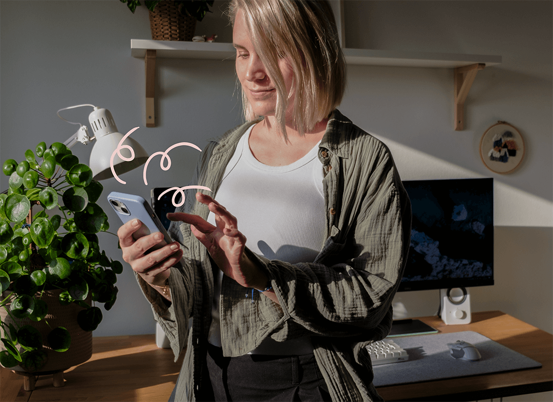 Lisa schaut auf ihr Handy, das keine Ruhe gibt